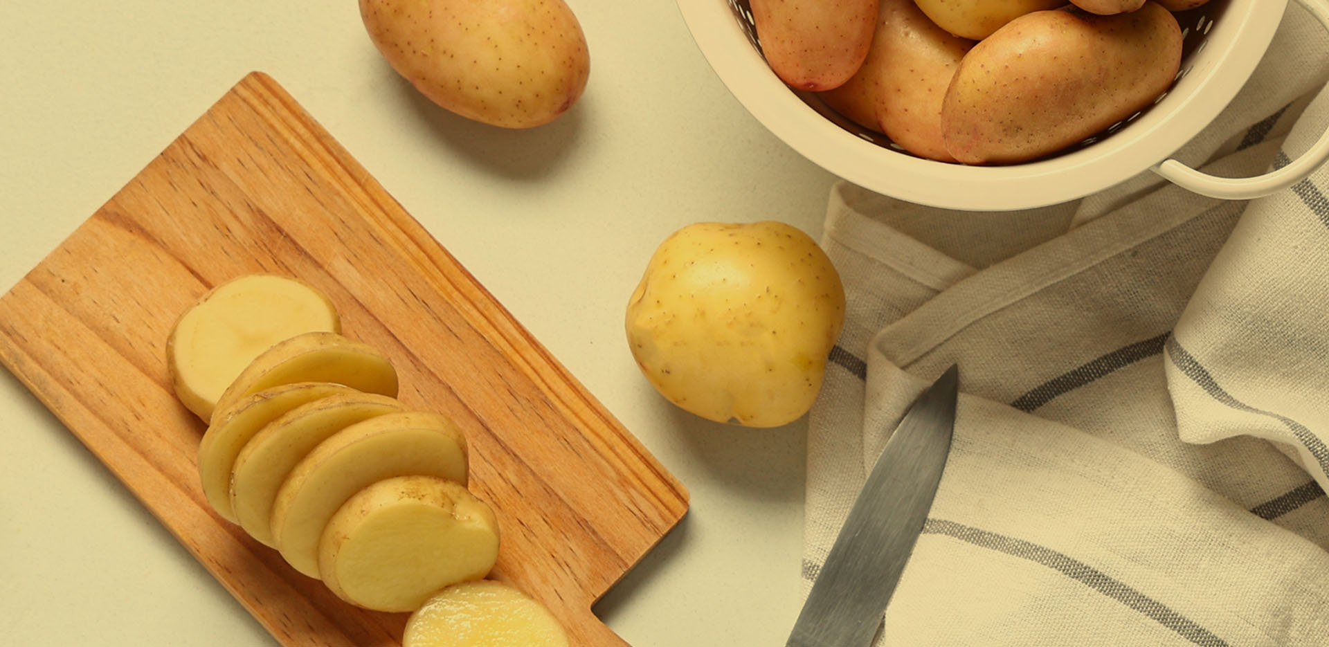 Patate in un tagliere di legno